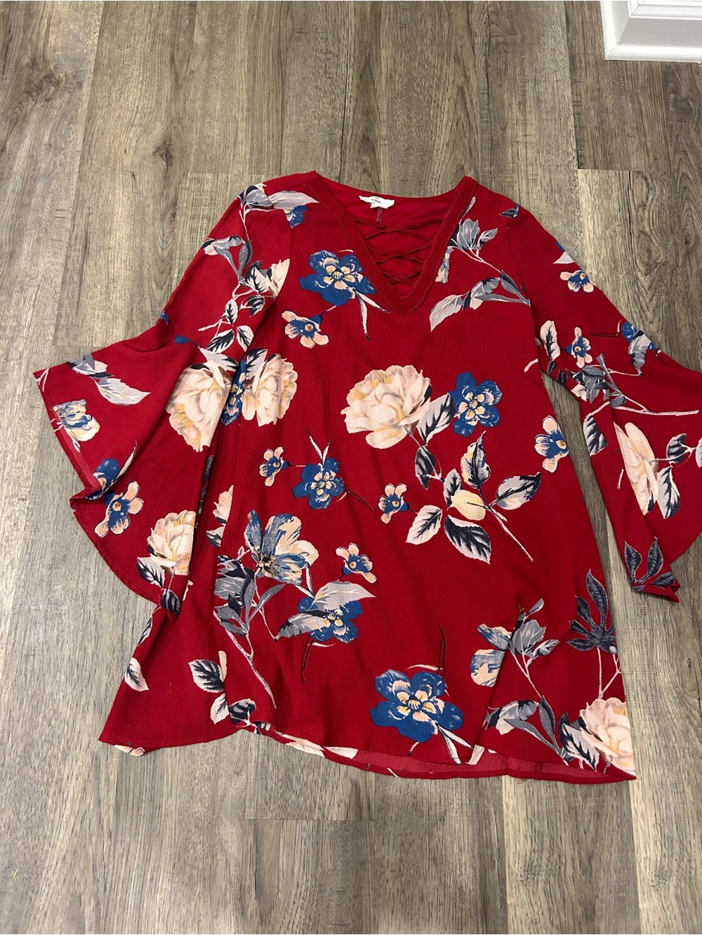 entro Red Floral Lace-Up V-Neck Bell Sleeve Tunic